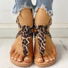 Charger l&#39;image dans la galerie, Femmes Pu Talon Plat Sandales À Bout Ouvert Avec Rivet Boucle La Copie Animale Chaussures
